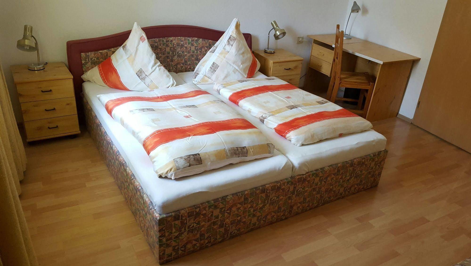 Kansakar Hotel Kaiserslautern Ngoại thất bức ảnh